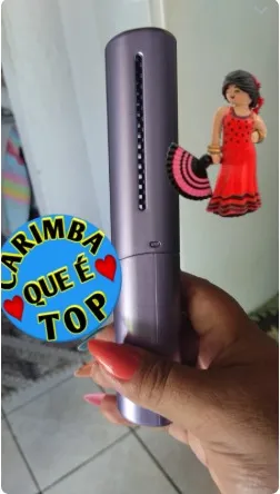 Cliente segurando o pente recebido